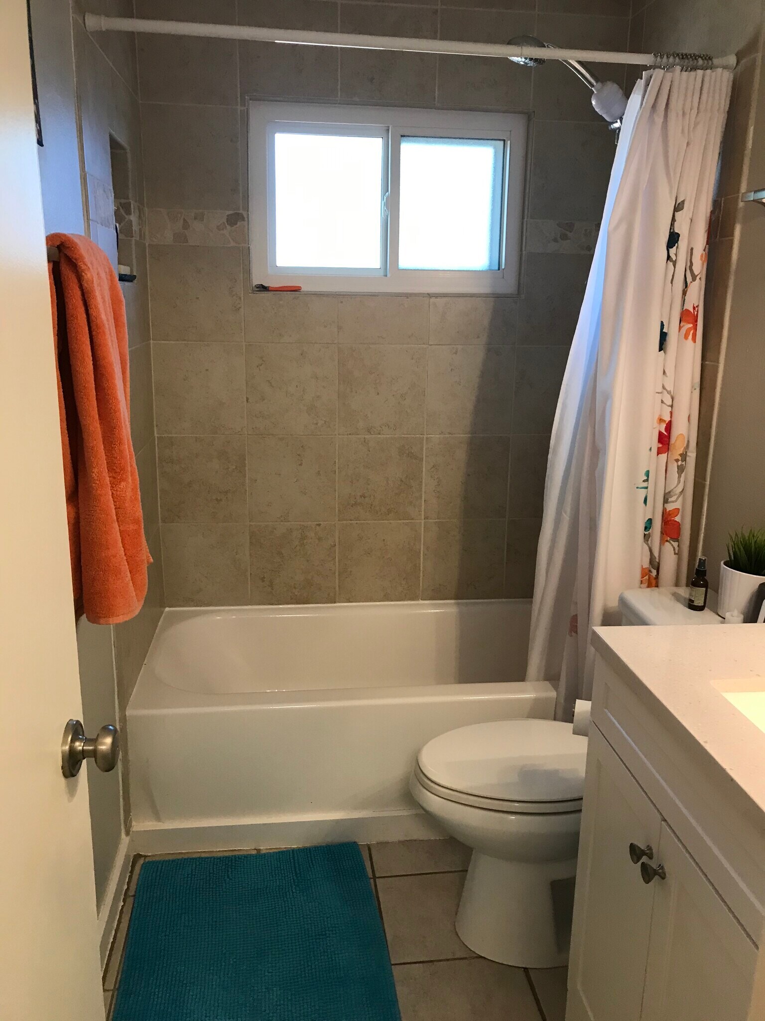 Shower/tub combo - 3312 S Oak Dr
