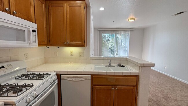 Building Photo - Nice 2 Bed townhouse style condo with prim...