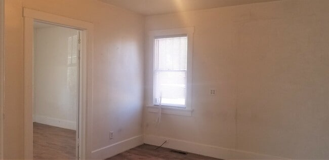 Building Photo - 1920's Farmhouse in Lakewood - Month to Month Short Term Only