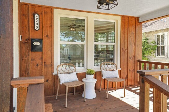 Building Photo - Gorgeous 3 bedroom, 2 ba home in the heart...