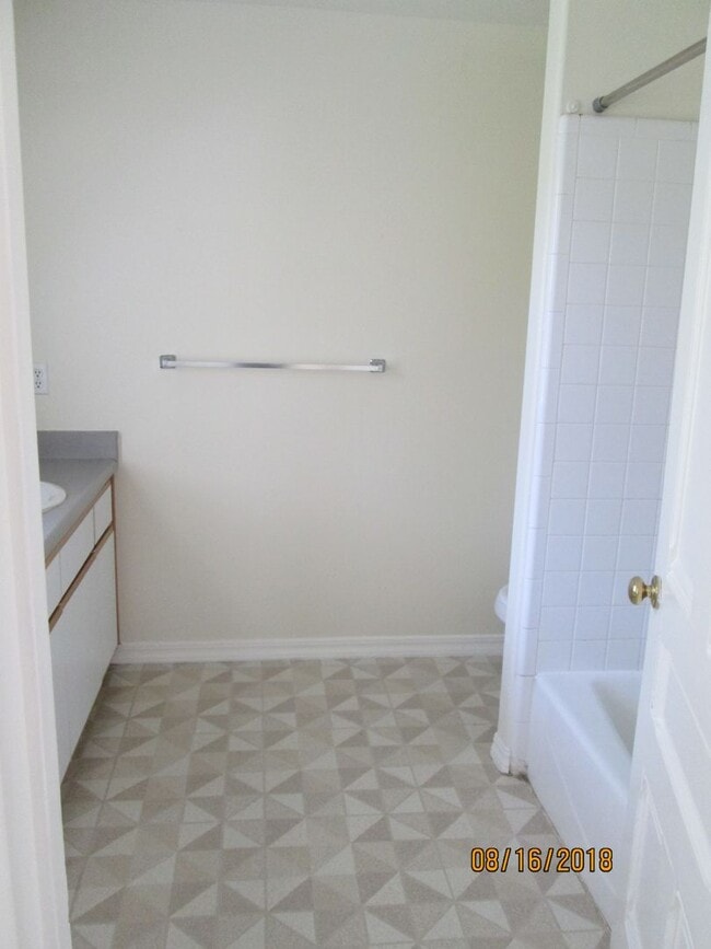 Building Photo - *DEPOSIT PENDING* Charming 2 Bedroom, 1 Bathroom with loft near Downtown.