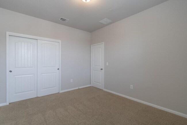 Building Photo - 2880 Donnell Dr