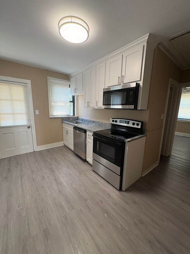 Building Photo - 3 Bedroom 2 Bath Home Near Augusta Road !!! Freshly Renovated