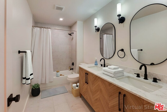 Building Photo - 1405 N Coronado St