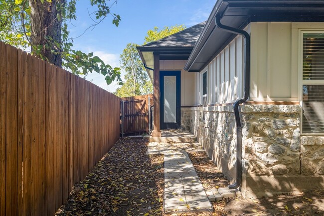 Building Photo - 400 Leuty St