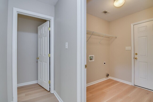 Building Photo - 1215 Pinnacle Dr