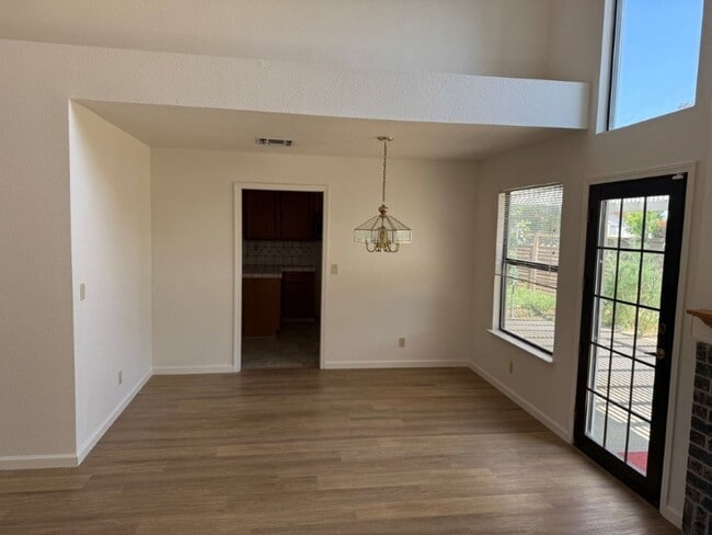 Building Photo - Modern 4 Bedroom 3 Car Garage Dixon *Star ...
