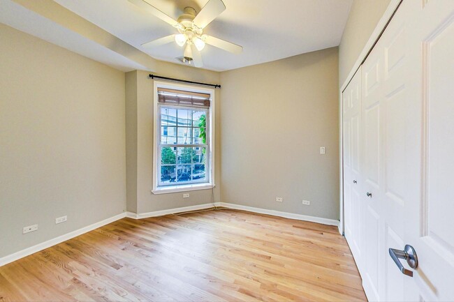 Building Photo - 825 W Cuyler Ave