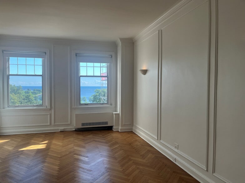 Building Photo - 925 E Wells St