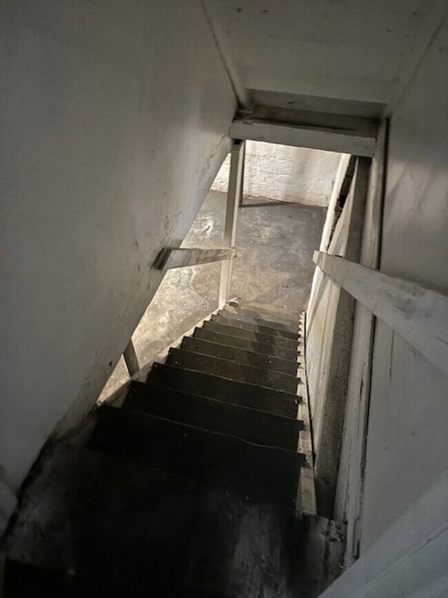 Building Photo - 4 bedroom House On Lasalle St!