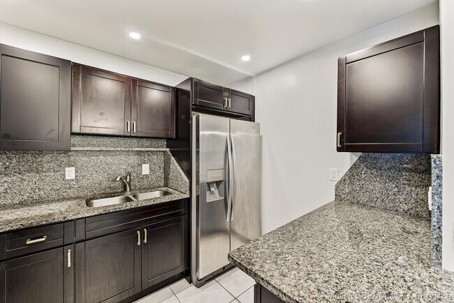 Building Photo - 6447 Bay Club Dr