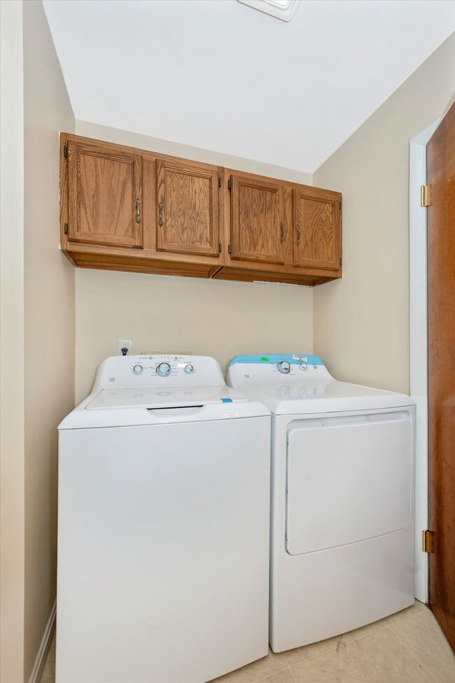 Building Photo - Apartment w/Parking