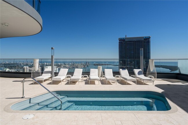 Building Photo - 1000 Brickell Plaza