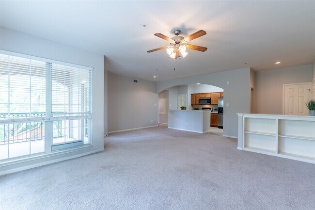 Building Photo - 6607 Lake Woodlands Dr