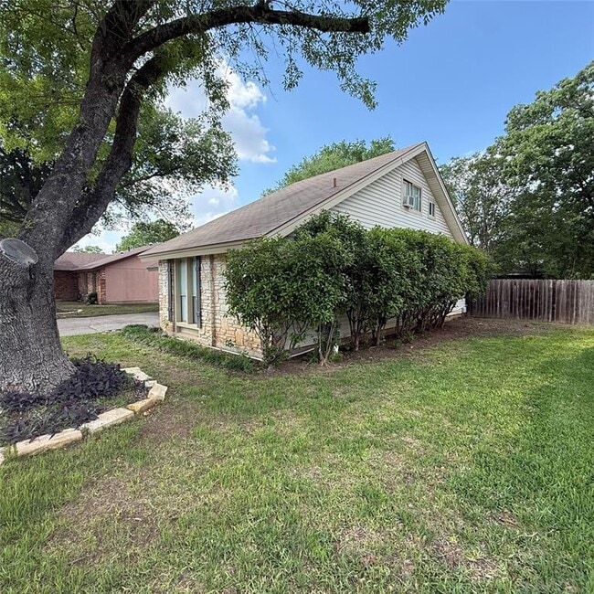 Building Photo - 1500 Wroxton Way