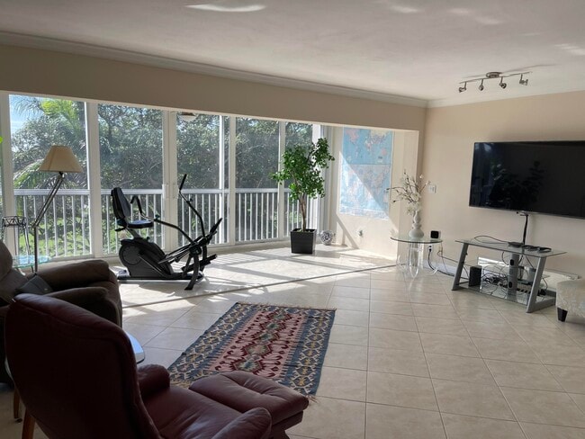 Building Photo - 300 E Royal Palm Rd