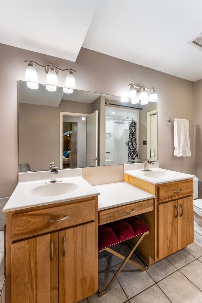 Building Photo - 523 N Bertrand St