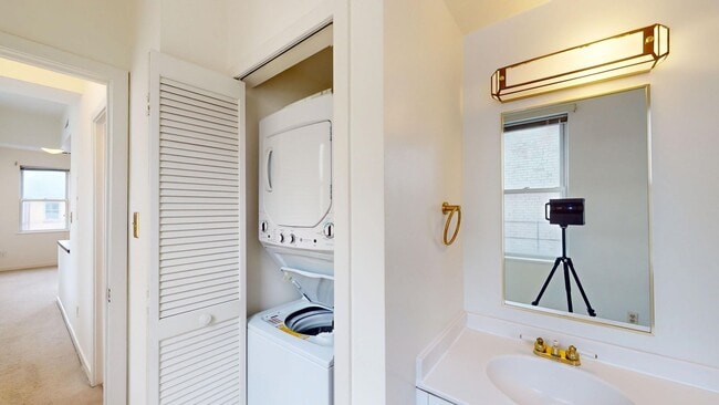 Building Photo - West End One Bedroom Apartment Available Now!