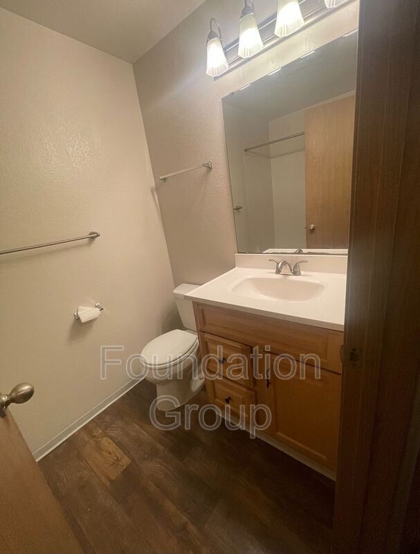 Building Photo - 922 N 104th St