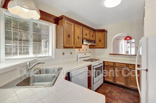 Building Photo - 8451 La Mesa Blvd