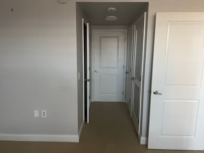 Building Photo - Bright and Modern 1 Bed 1 Bath Unit In Sou...