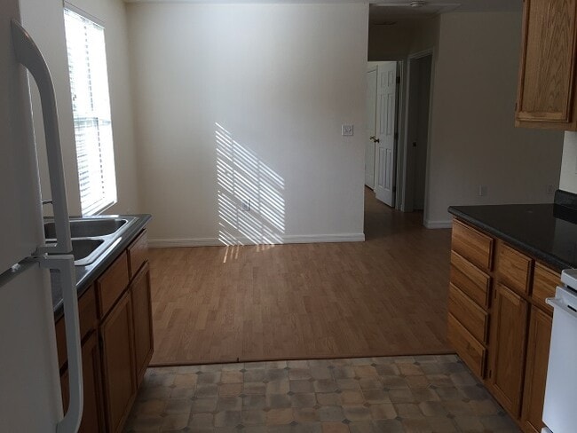 Building Photo - 1102 NE 16th Ave