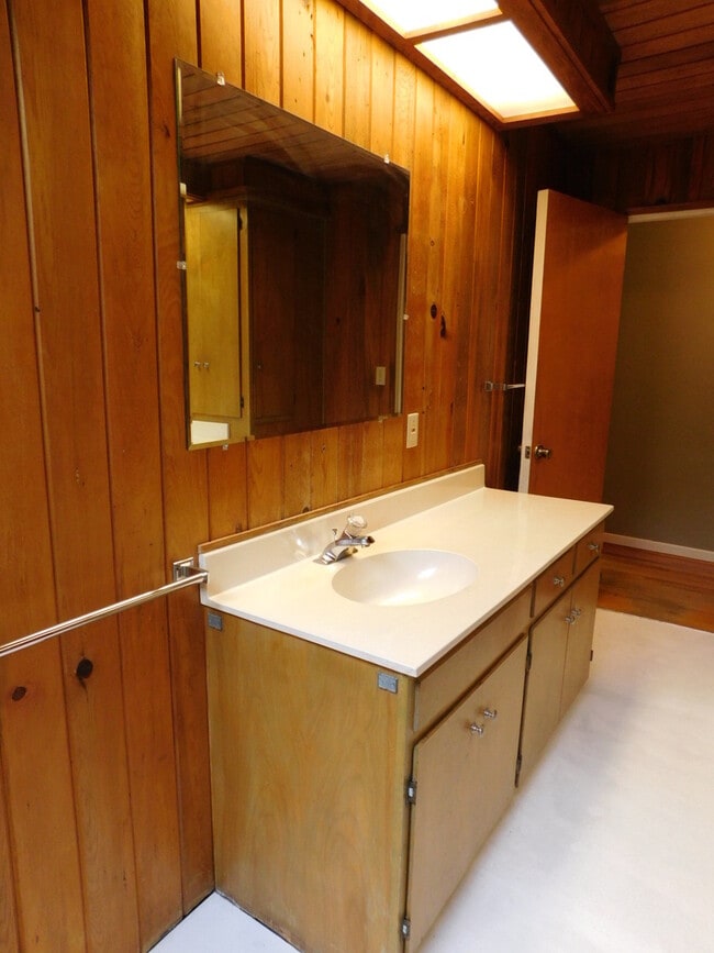 Building Photo - 4Bd/1.5Ba Two Story Home - Available to View!