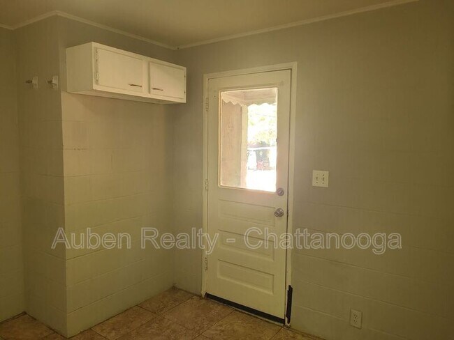 Building Photo - 713 Lupton Dr
