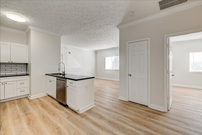 Building Photo - Evansville, IN**** Crown Moulding**** 2 Be...