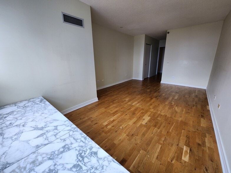 Building Photo - 512 N McClurg Ct