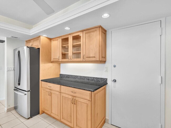 Building Photo - 1150 Hillsboro Mile