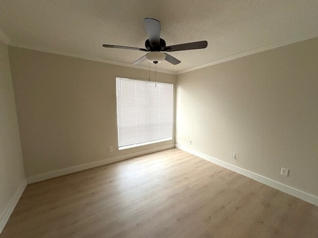 Building Photo - Stunning 4-Bedroom, 2.5-Bathroom Townhouse in the Heart of Sarasota!