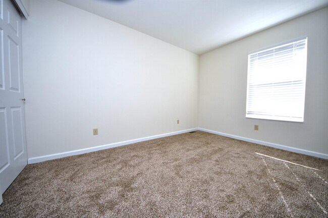 Building Photo - 667 Lakewood Dr