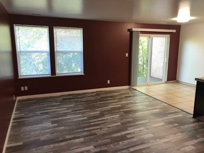 Large Great Room - Brentwood Apartments