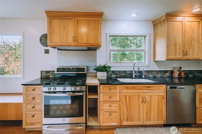 Building Photo - Charming 1940s Classic Brick Home