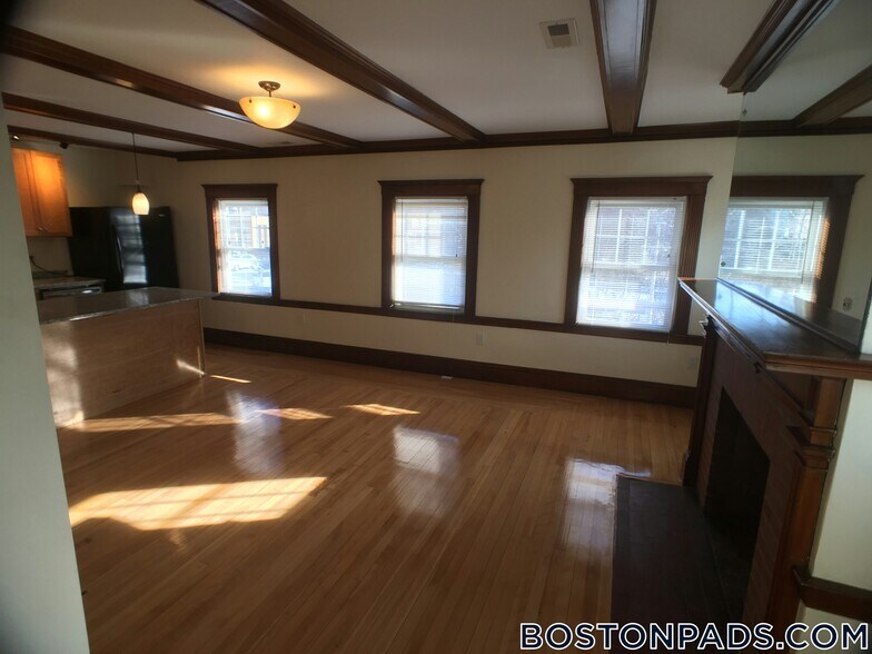 Building Photo - 34 Bentley St