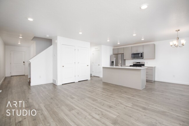 Building Photo - Beautiful Townhome in Lehi