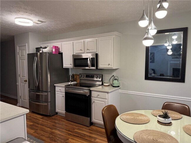 Building Photo - 7002 Estates Ct