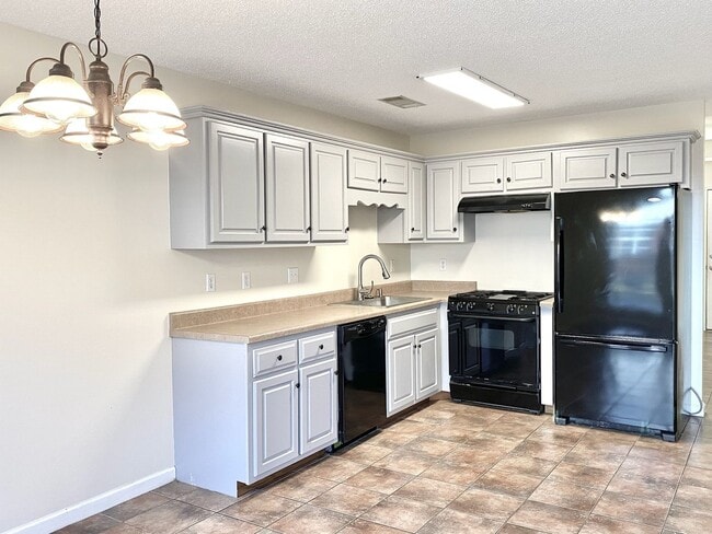 Building Photo - Desirable Saltillo Neighborhood