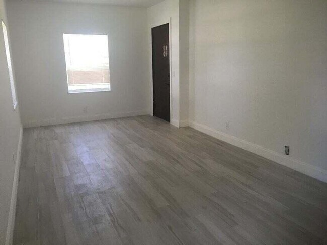 Building Photo - 407 S Lakeside Dr