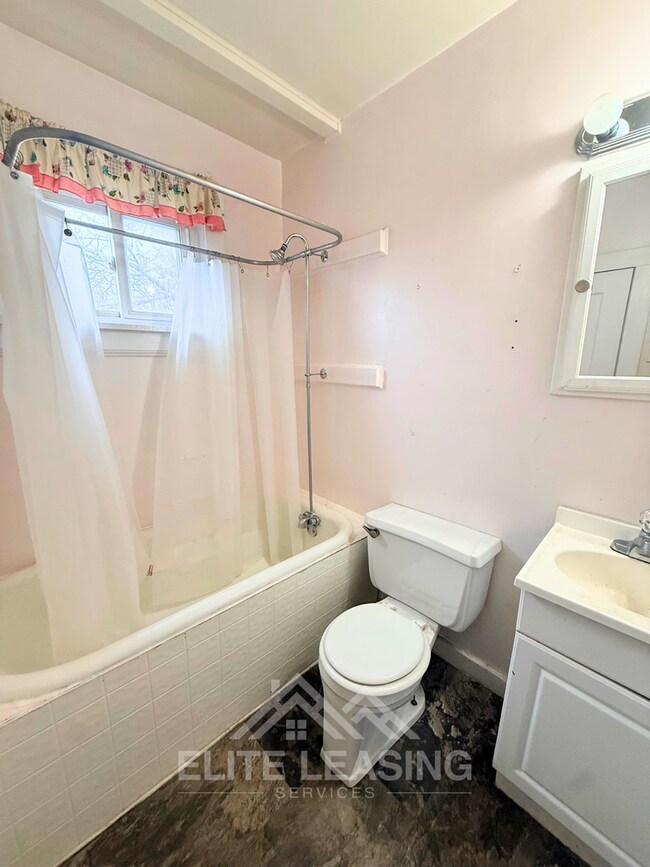 Building Photo - Charming 3 Bedroom Home Near Downtown Topeka!