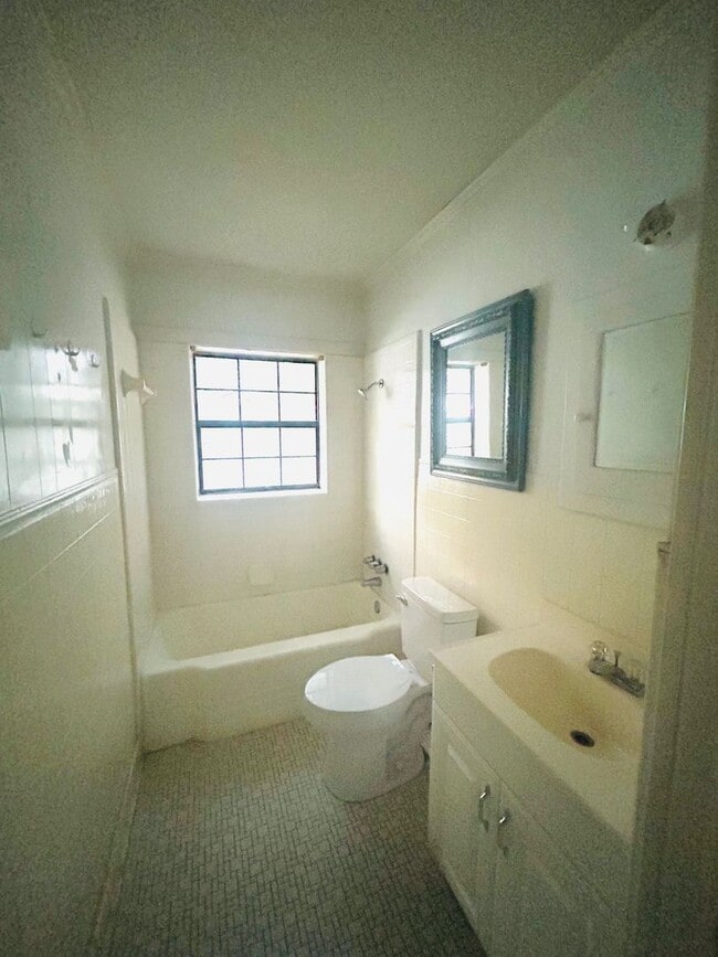 Building Photo - Perfect 1 bedroom location