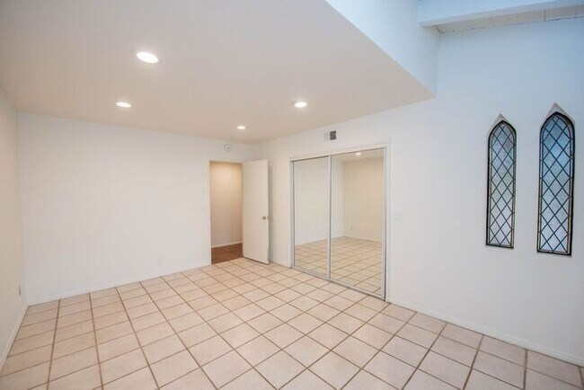 Building Photo - Anaheim Hills