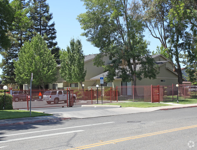 Primary Photo - Oakridge Apartments