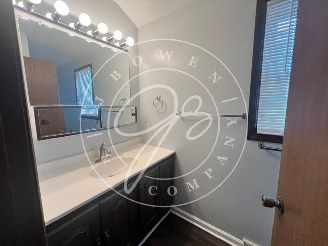 Building Photo - "Charming 3-Bedroom Retreat with 1.5 Baths...