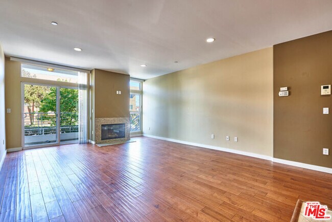 Building Photo - 401 N Serrano Ave