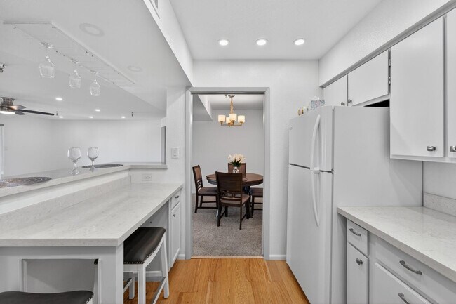 Building Photo - 425 S Parkcrest