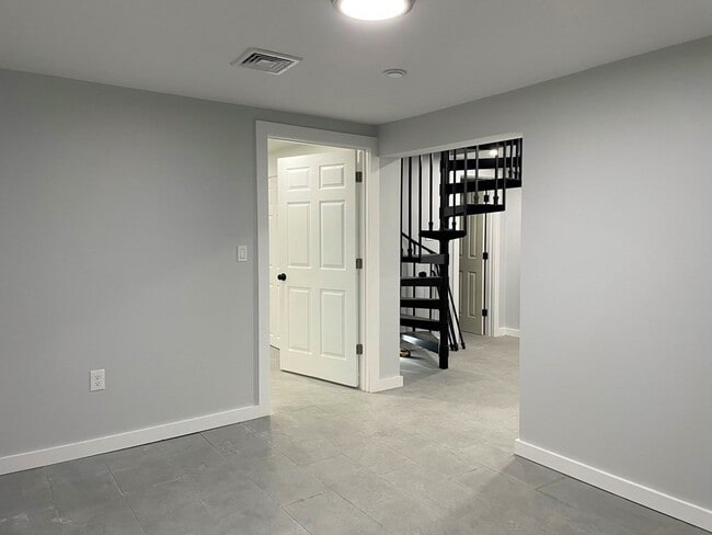 Building Photo - 27 Linden St