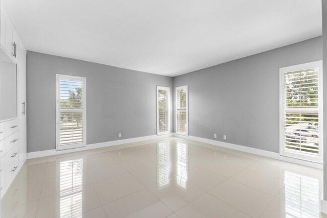Building Photo - 3200 N Palm Aire Dr