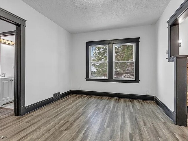 Building Photo - 1064 E 78th St